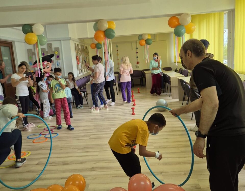 Copii la activități sportive în cadrul proiectului Spitalul Altfel