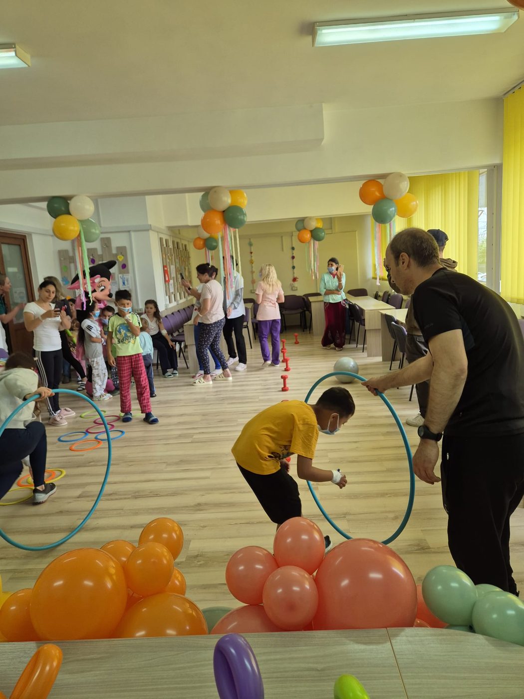 Copii la activități sportive în cadrul proiectului Spitalul Altfel