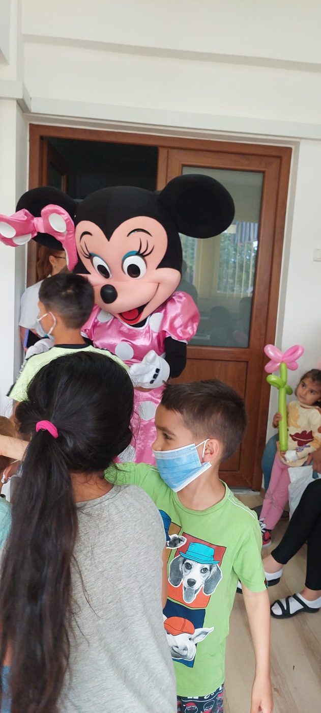 Copii întâmpinând personajul Minnie la Spitalul Altfel