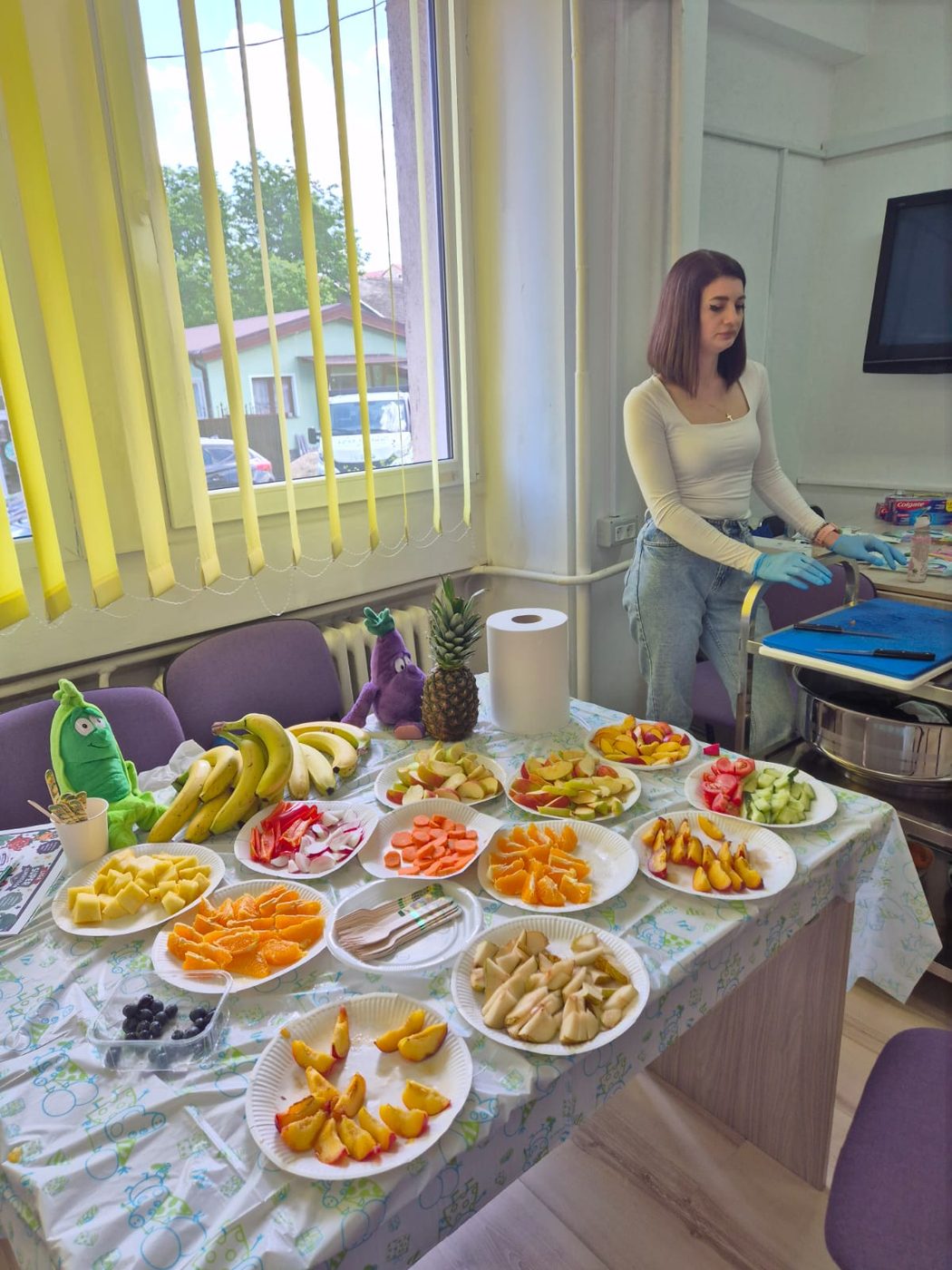 Masă cu fructe proaspete la atelierul de sănătate Spitalul Altfel